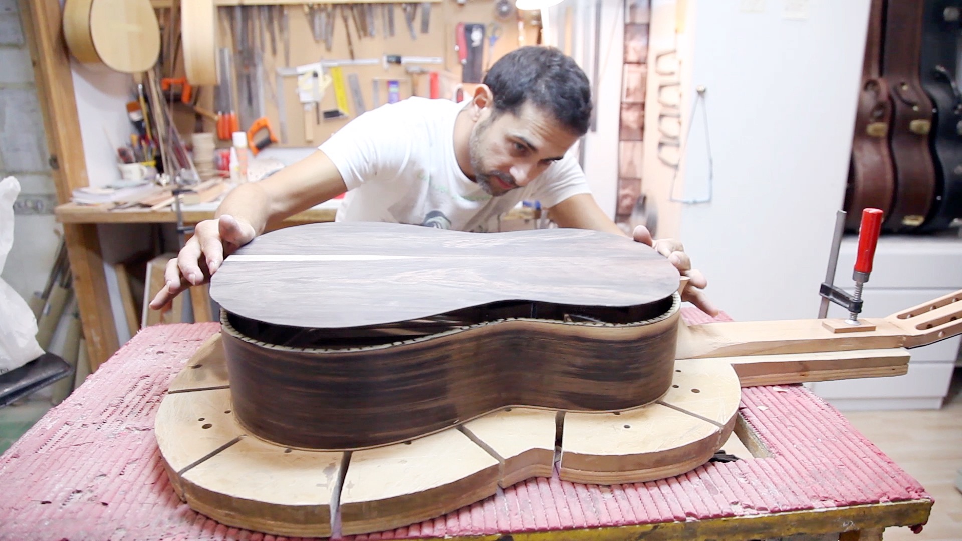 Artesanos Musicales: La Guitarra Flamenca | Cineteca