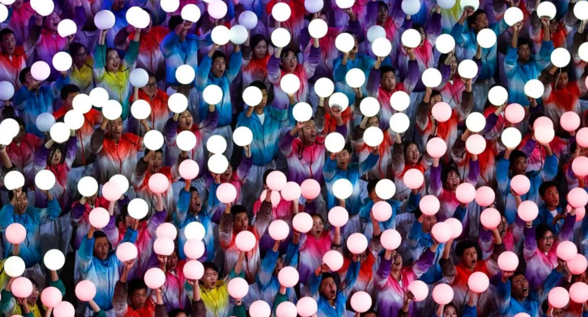 Luces blancas sobre fondo de color desenfocado