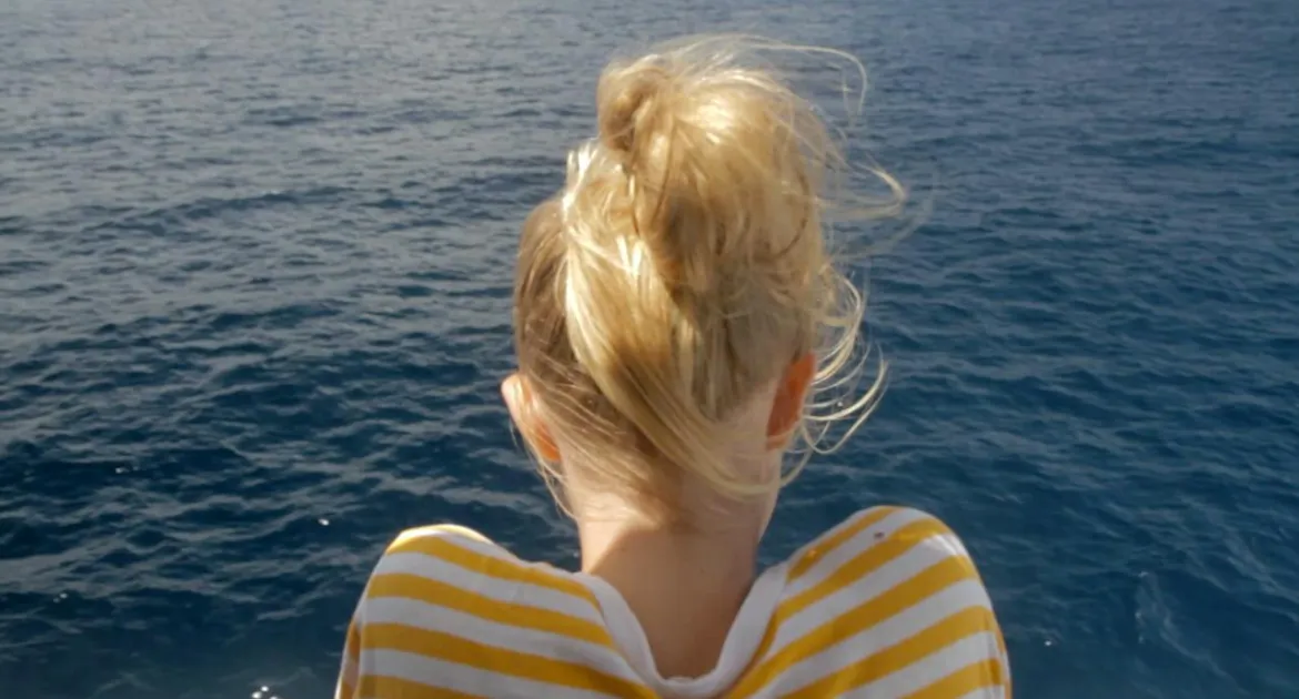 Chcia rubia mira al mar de espaldas al espectador