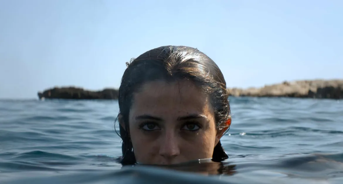 Chica bañándose en el mar
