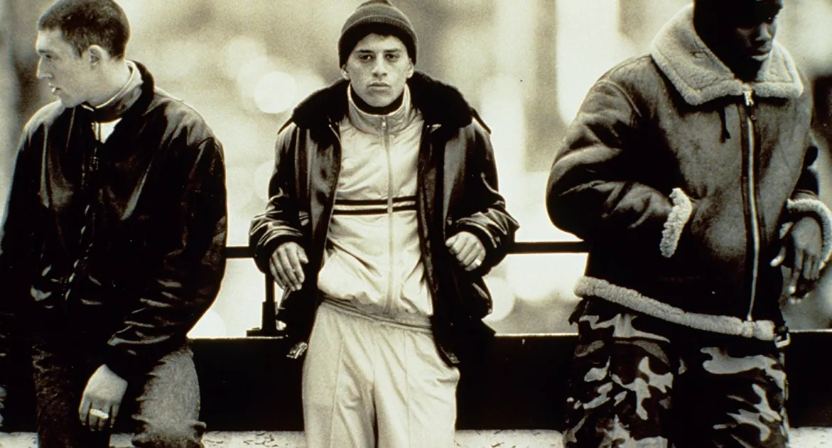 Tres chicos pasean por la calle en invierno