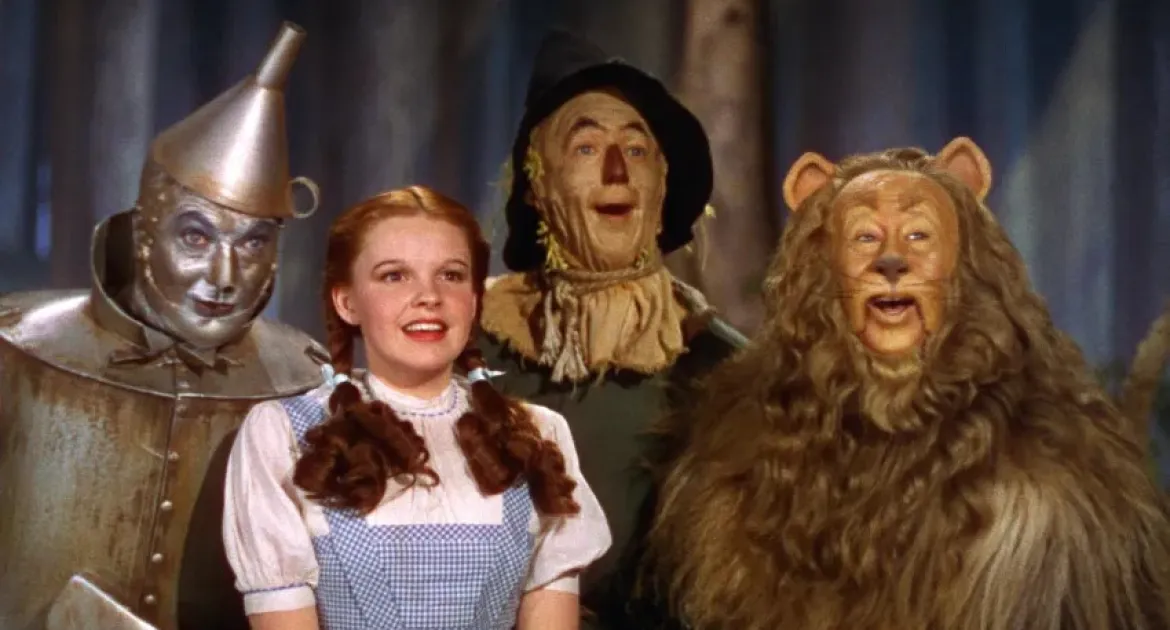 Tres personajes fantásticos posan con sorpresa con una niña