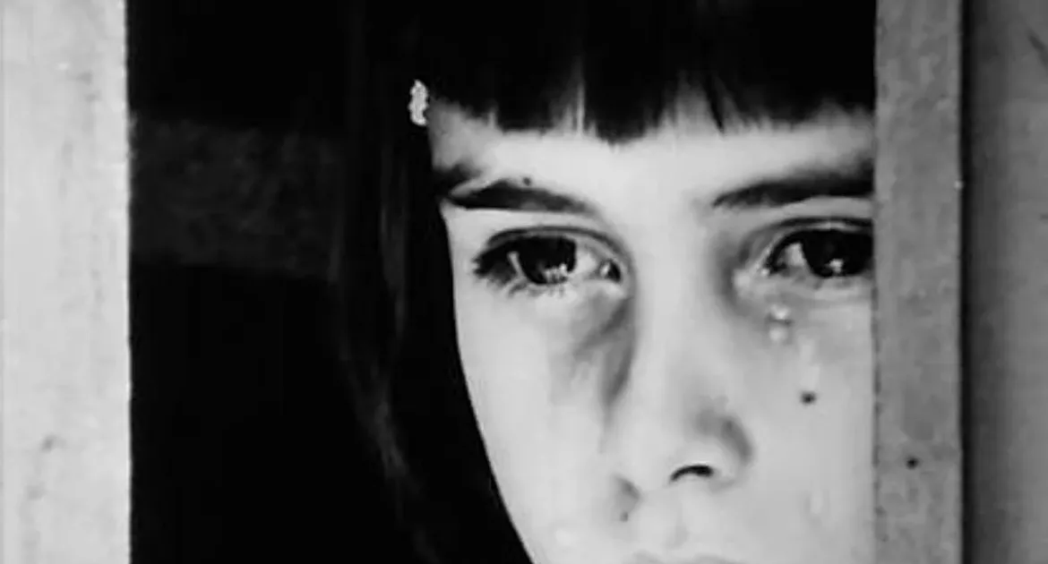 Imagen de un rostro de niño llorando en blanco y negro