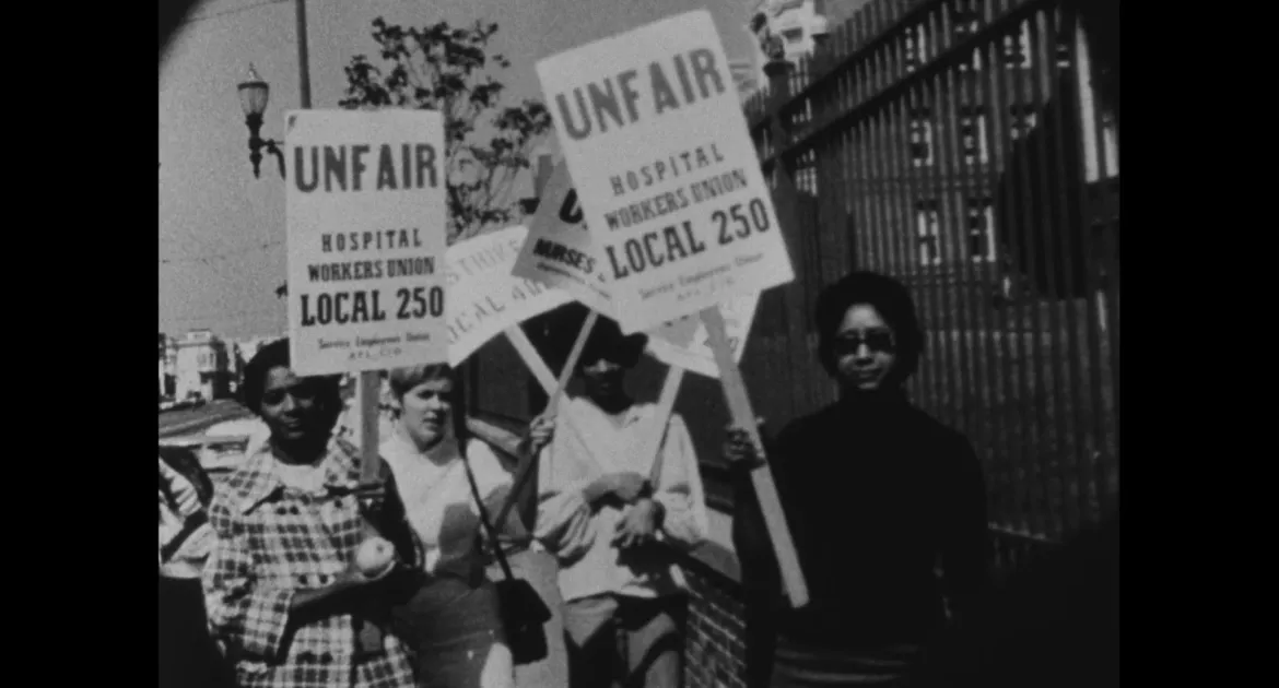 Mujeres manifestándose con pancartas