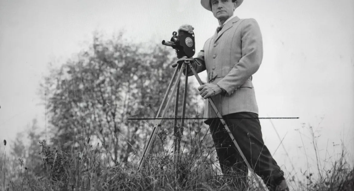 Director de cine rueda en el campo