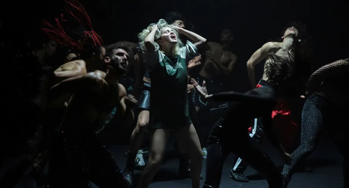 Cuerpo de baile con protagonista femenina gritando