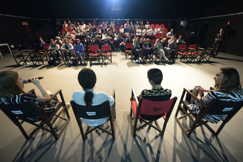 NUEVAS FORMAS DE DISTRIBUCIÓN Y PRODUCCIÓN EN CINE