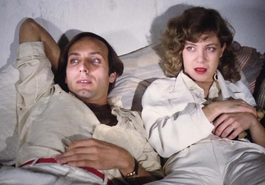 Pareja despierta en una cama