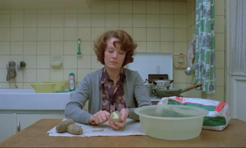 Mujer sentada frente a una mesa en la cocina