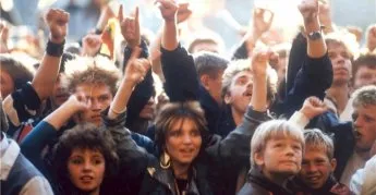 Así jugamos a la revolución  (Kaip mes zaideme revolucija)