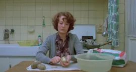 Mujer sentada frente a una mesa en la cocina