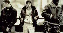 Tres chicos pasean por la calle en invierno